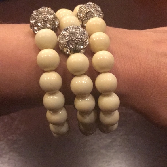 Three cream beaded bracelets. - Picture 3 of 4